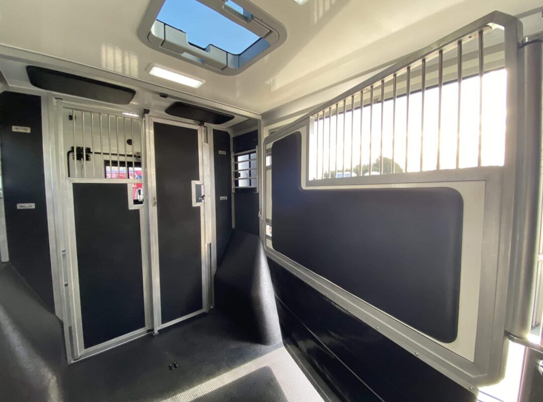 Oakley 3.5t horse area with padded partitions