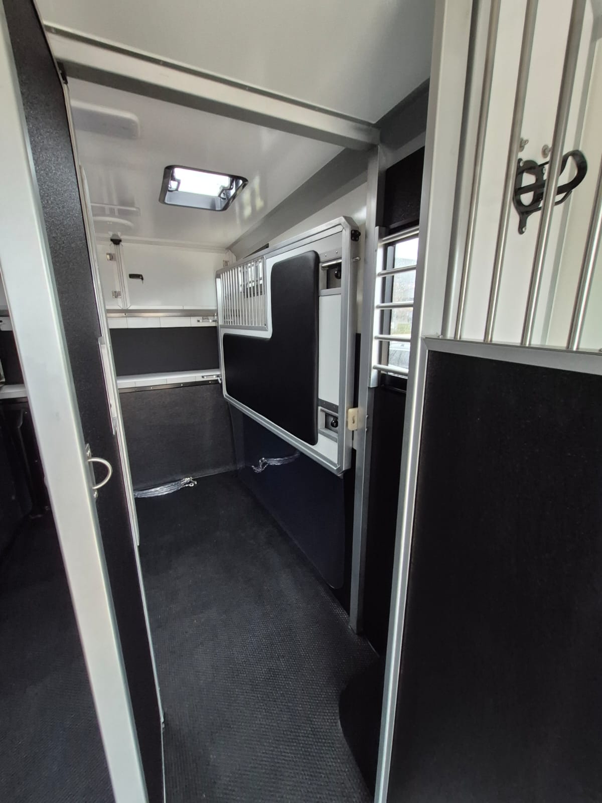 Oakley 3.5t horse bay and swinging partition