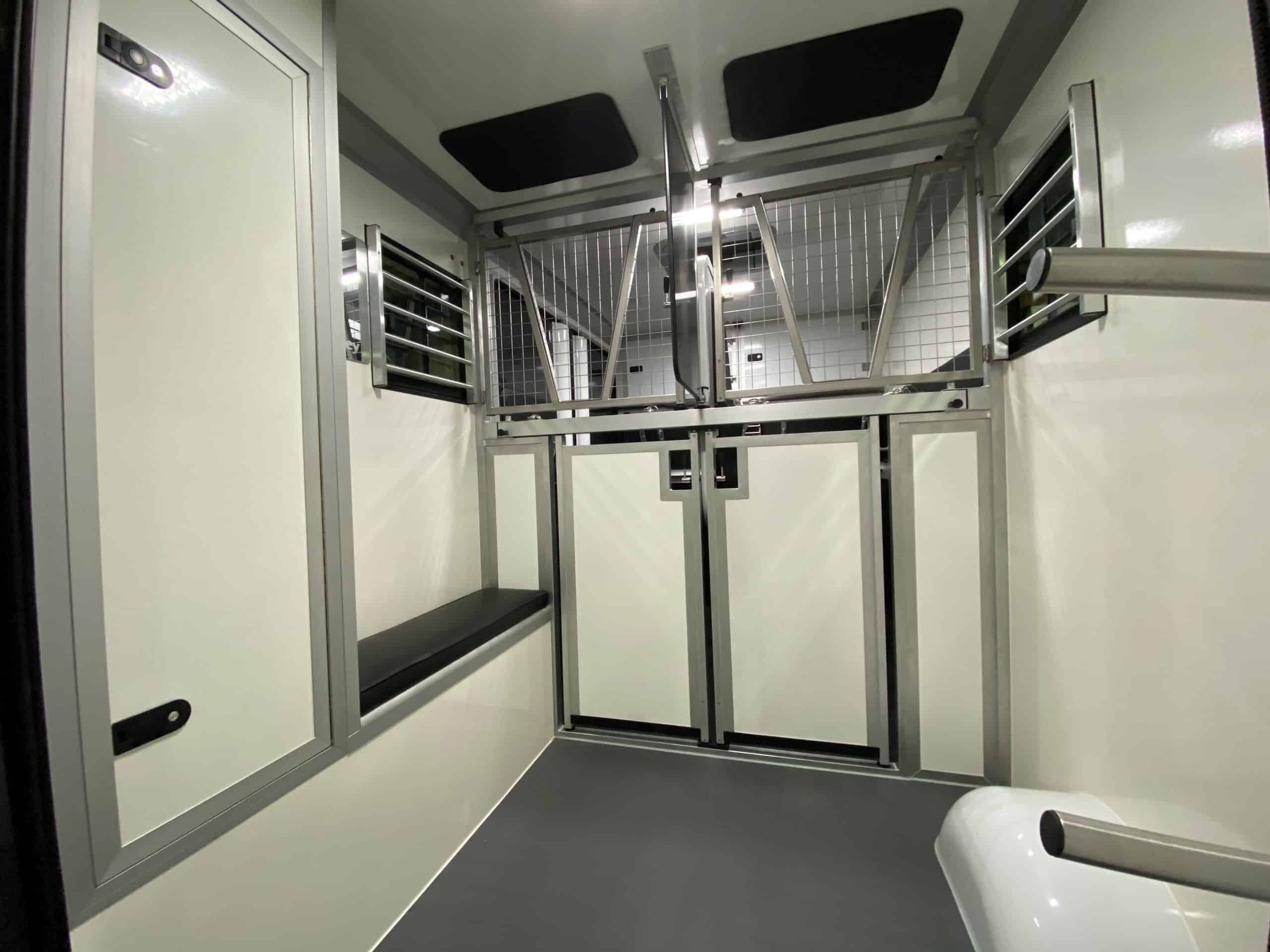 Oakley 3.5t grooms area with bench seat