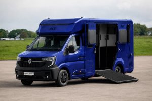 Stephex AKX 3.5t horsebox with side ramp lowered