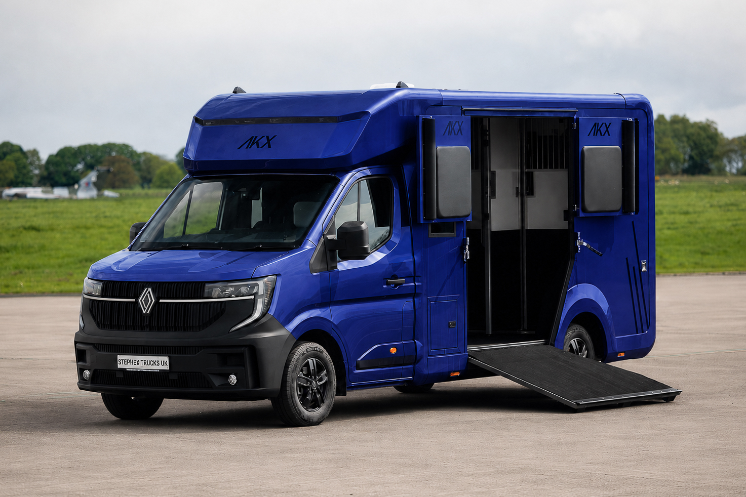 Stephex AKX 3.5t horsebox with side ramp lowered
