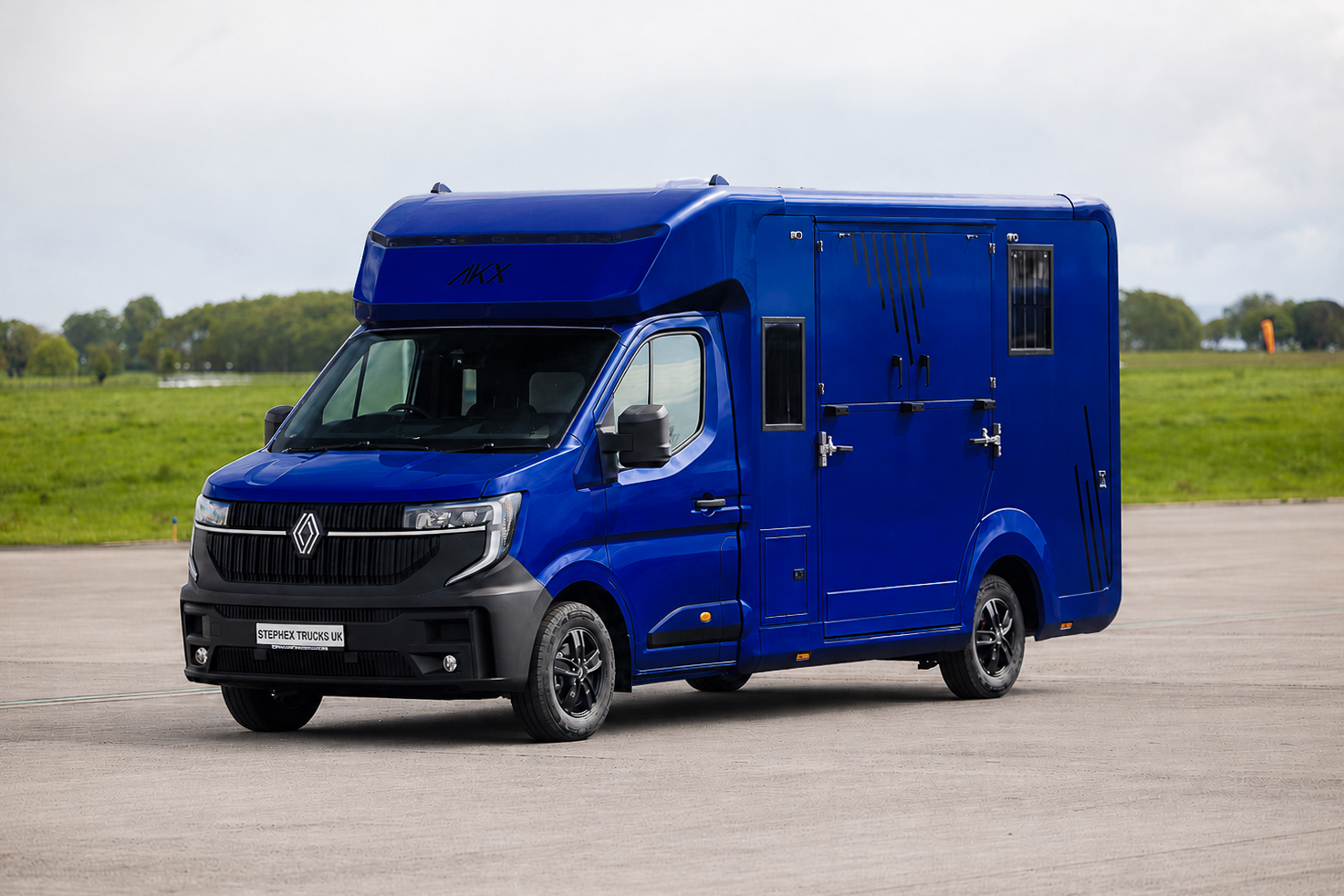 Stephex AKX 3.5t front three-quarter view
