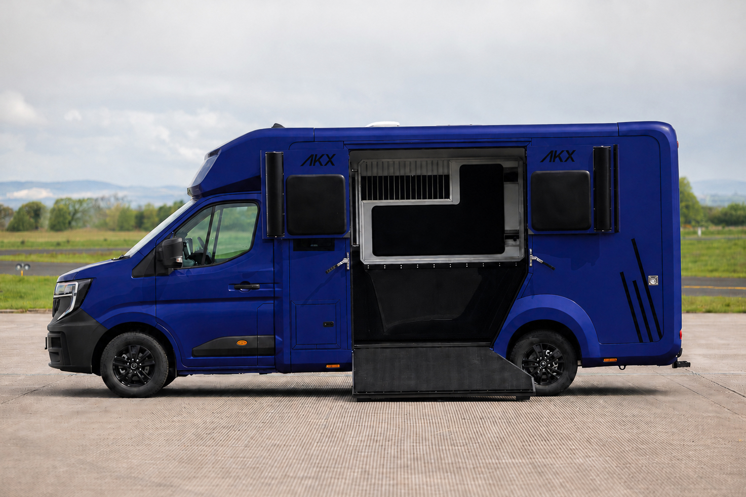 Stephex AKX 3.5t side view with ramp down and partition open