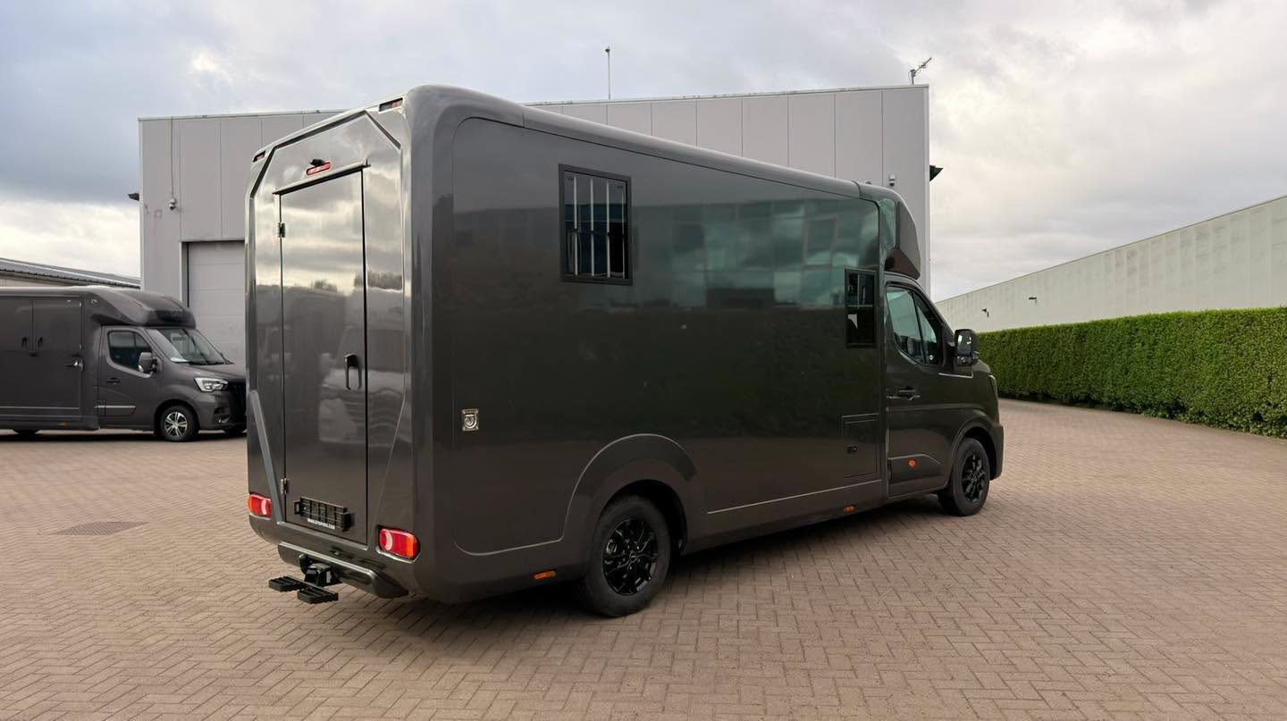 Stephex AKX 3.5t rear view with groom door