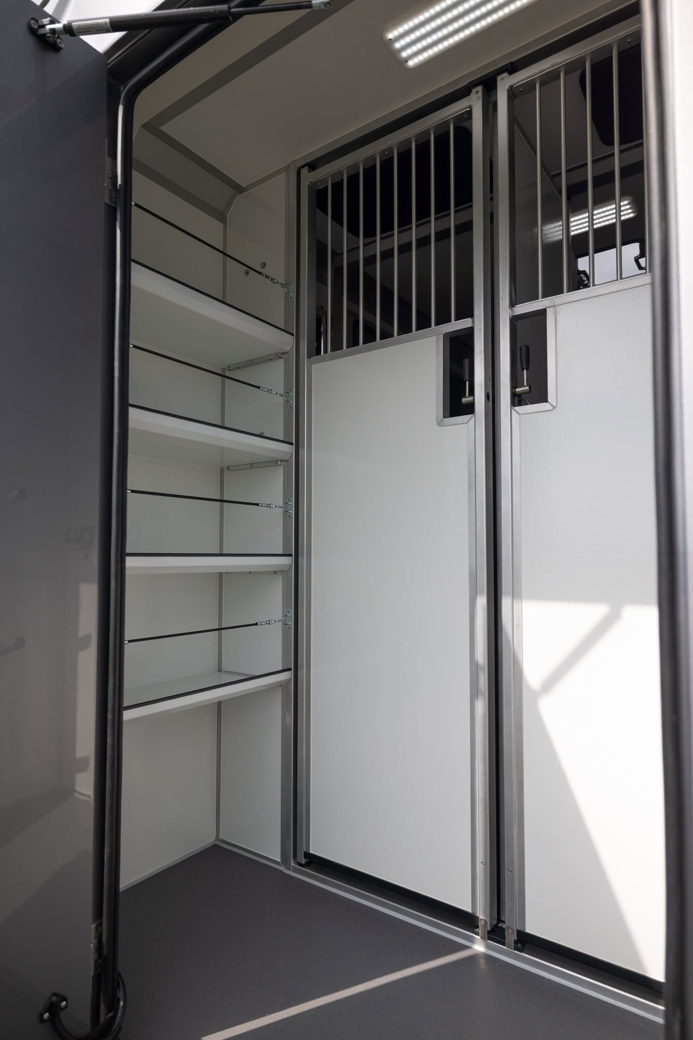 Stephex AKX 3.5t grooms area with tack shelving