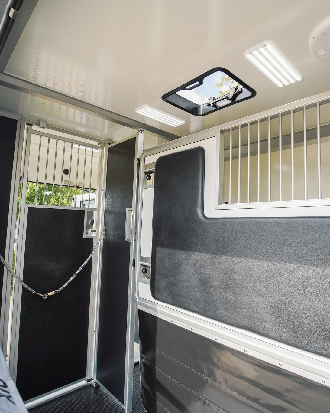 Stephex AKX 3.5t horse area with padded partition and roof vent